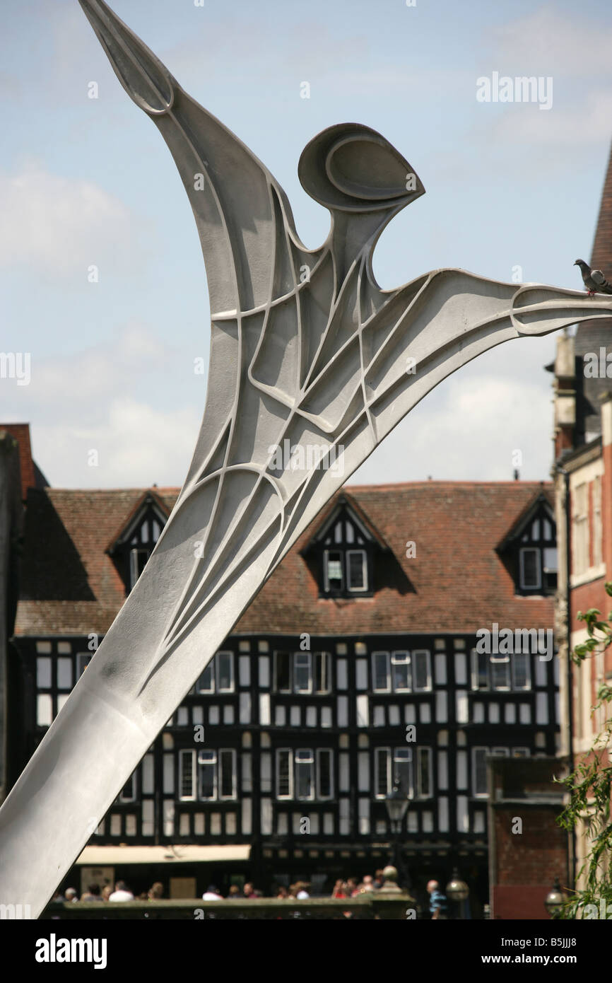 Stadt von Lincoln, England. Stephen Broadbent entworfen Empowerment Skulptur über dem Fluss Witham. Stockfoto