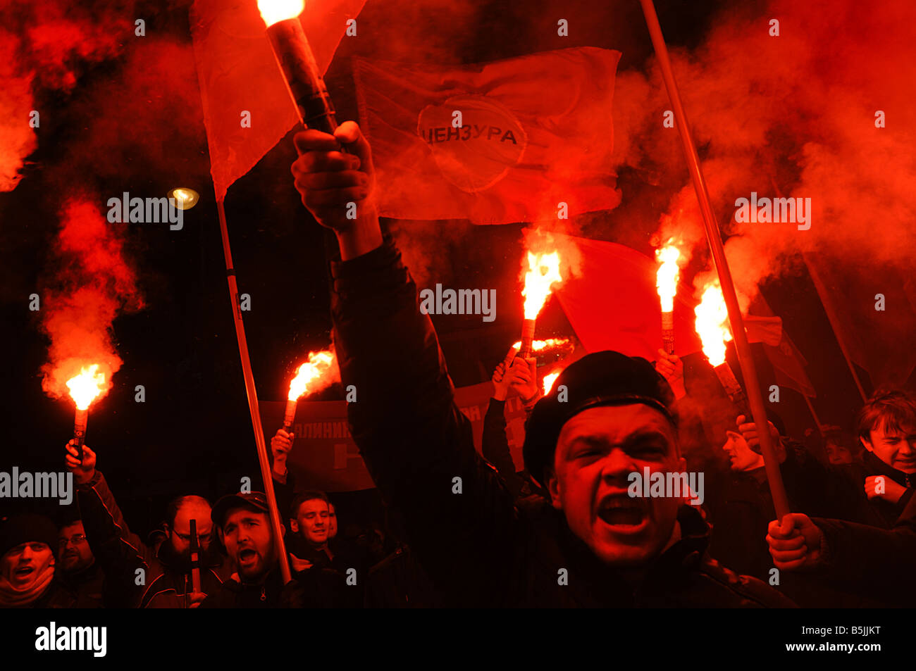 Anhänger der kommunistischen Partei Russlands schreien wie sie marschieren durch Petersburg am 7. November. Stockfoto