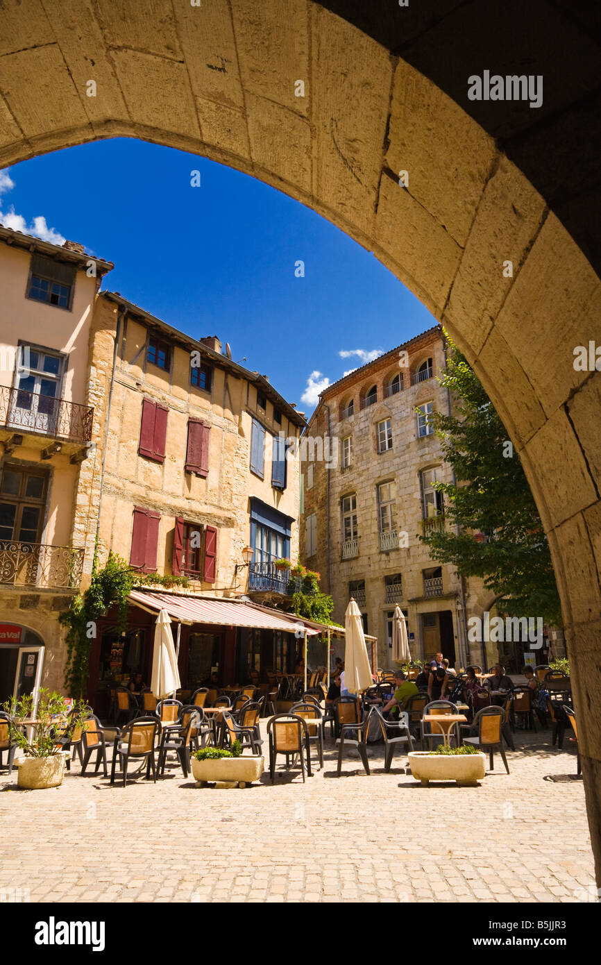 Französisches Straßencafé-Restaurant auf dem mittelalterlichen Marktplatz St. Antonin Noble Val, Tarn et Garonne, Frankreich Europa Stockfoto