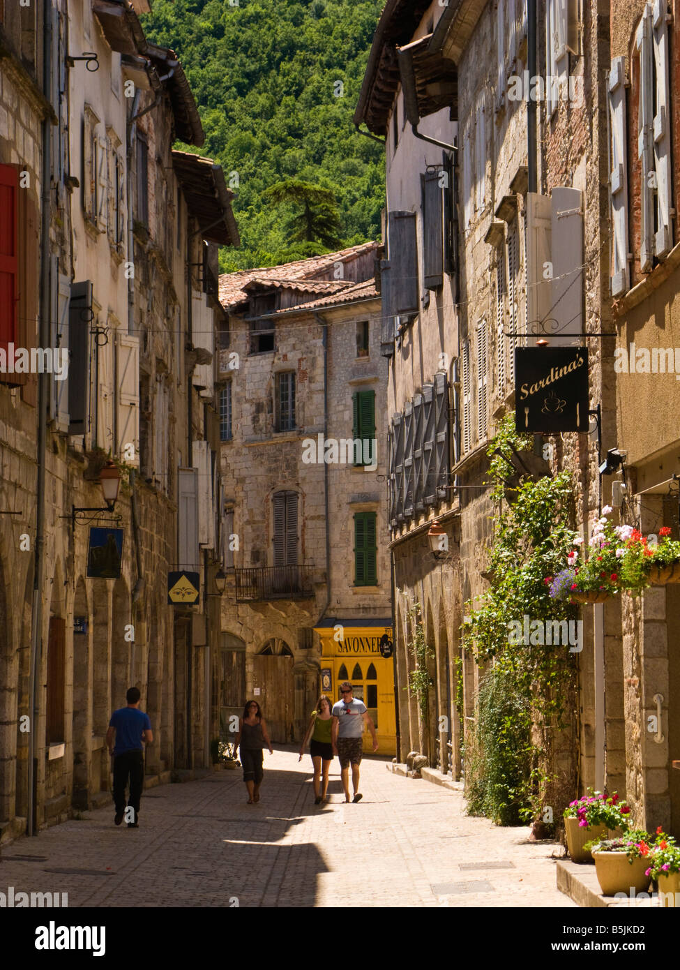 Antike mittelalterliche Häuser in einer Straße in der alten französischen Stadt St. Antonin Noble Val, Tarn et Garonne, Frankreich, Europa in der Sommersaison Stockfoto