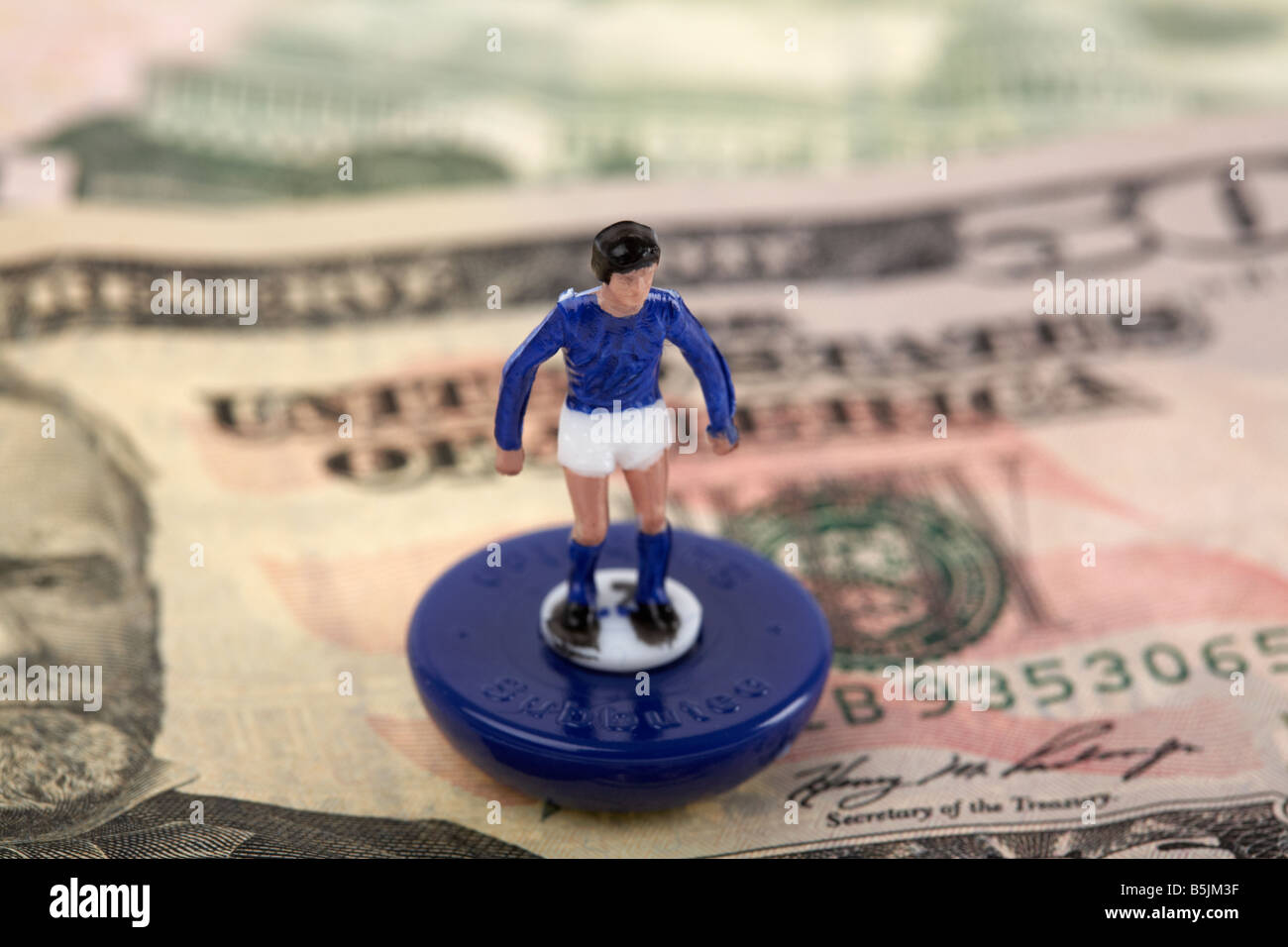 Haufen 50 Usa-Dollar-Banknoten Bargeld unter Spielzeug Fußballer Stockfoto