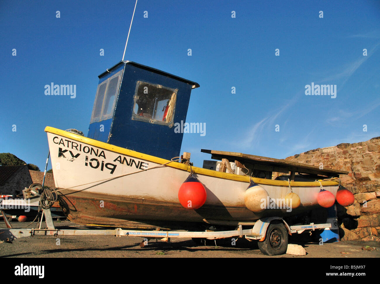 Ein Boot sitzt auf einem Anhänger im Hafen von Crail. Stockfoto