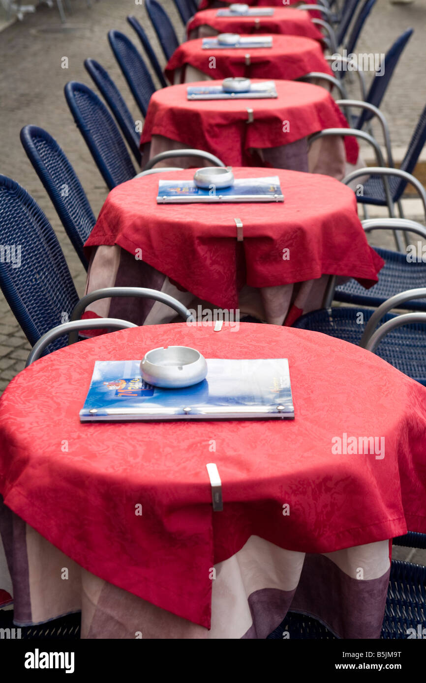 Bar im Freien mit roten Tüchern Tischen und blauen Stühlen an Malcesine Hafen, Veneto, Italien Stockfoto