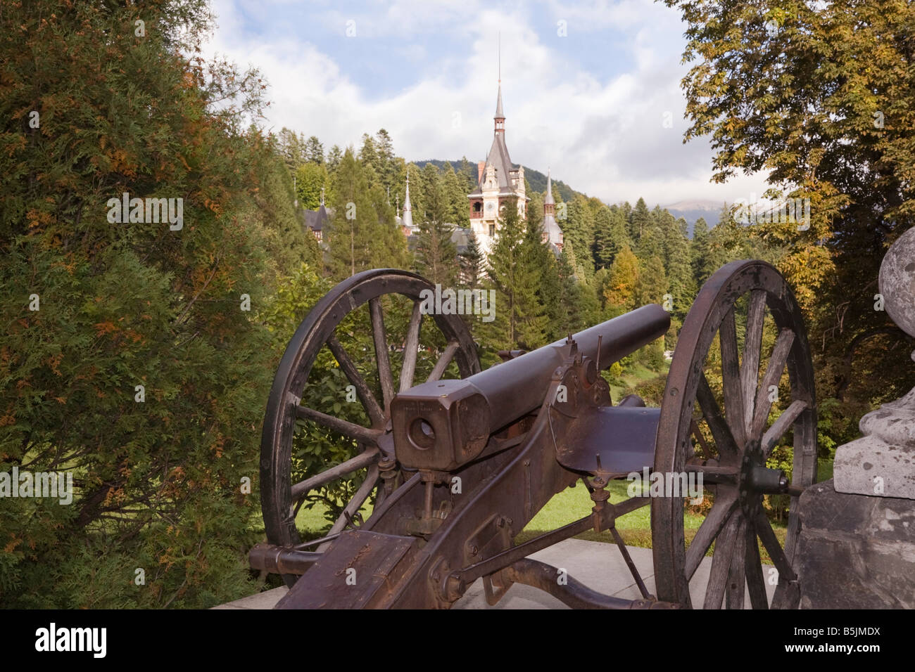 Sinaia Prahova Siebenbürgen Rumänien montiert Kanone Geschütz auf Schloss Peles Gelände an bewaldeten Hügel mit Blick auf Prahova-Tal Stockfoto