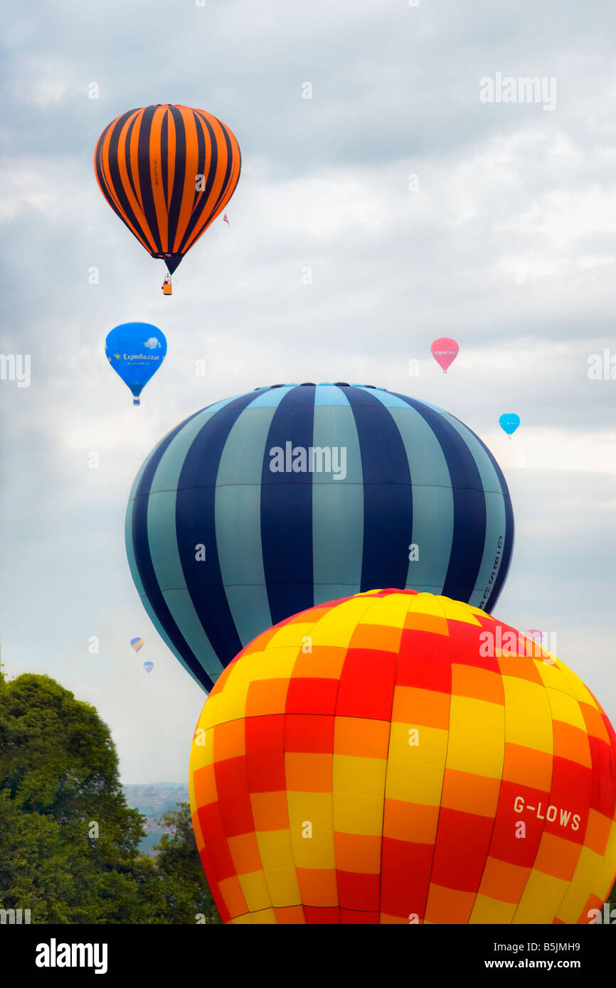 3 wichtigsten Luftballons in einer diagonalen Linie mit kleineren Luftballons in den Hintergrund, auf der Bristol Balloon Fiesta, England getroffen. Stockfoto