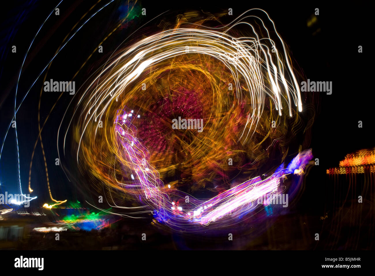 Bunte abstrakte Licht und Leuchten Festplatz Tails in der Nacht Stockfoto