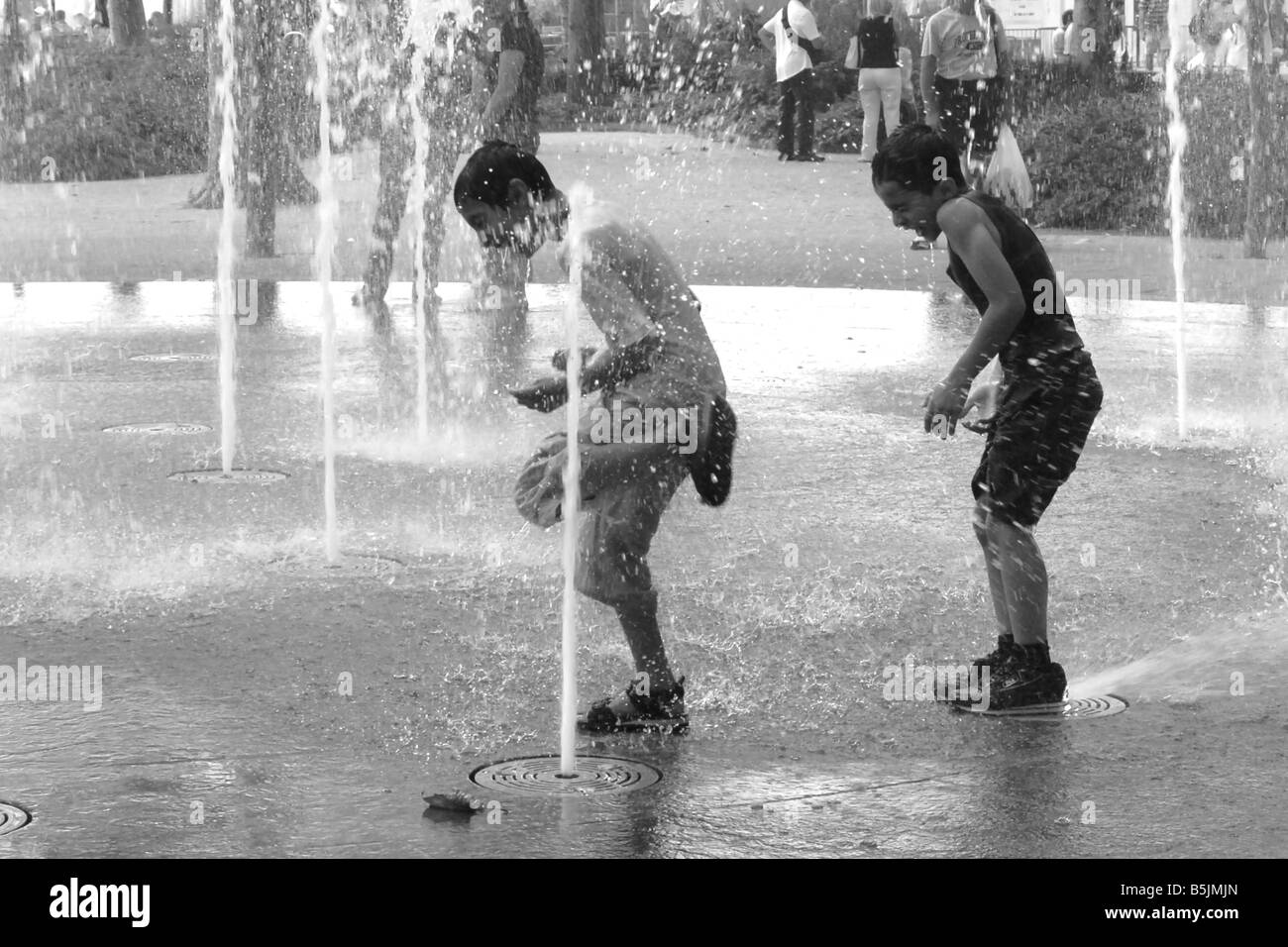 Kinder spielen in den Brunnen am Battery Park an einem heißen Sommertag New York. Stockfoto