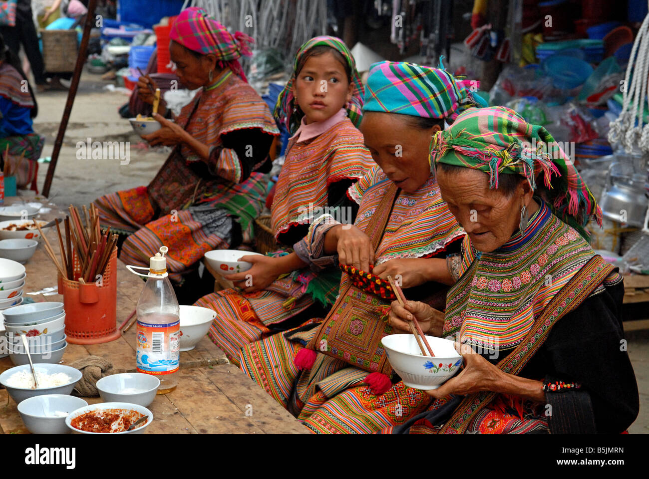 Flower Hmong Essen in einem Stall Bac Ha Dorf in Nord-Vietnam Stockfoto