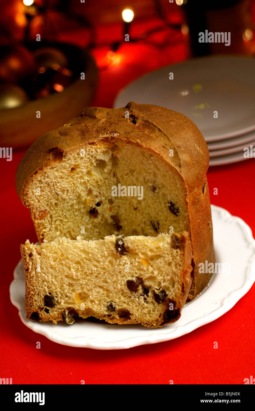 Italienischer Weihnachtskuchen Panettone auf Platte Stockfoto