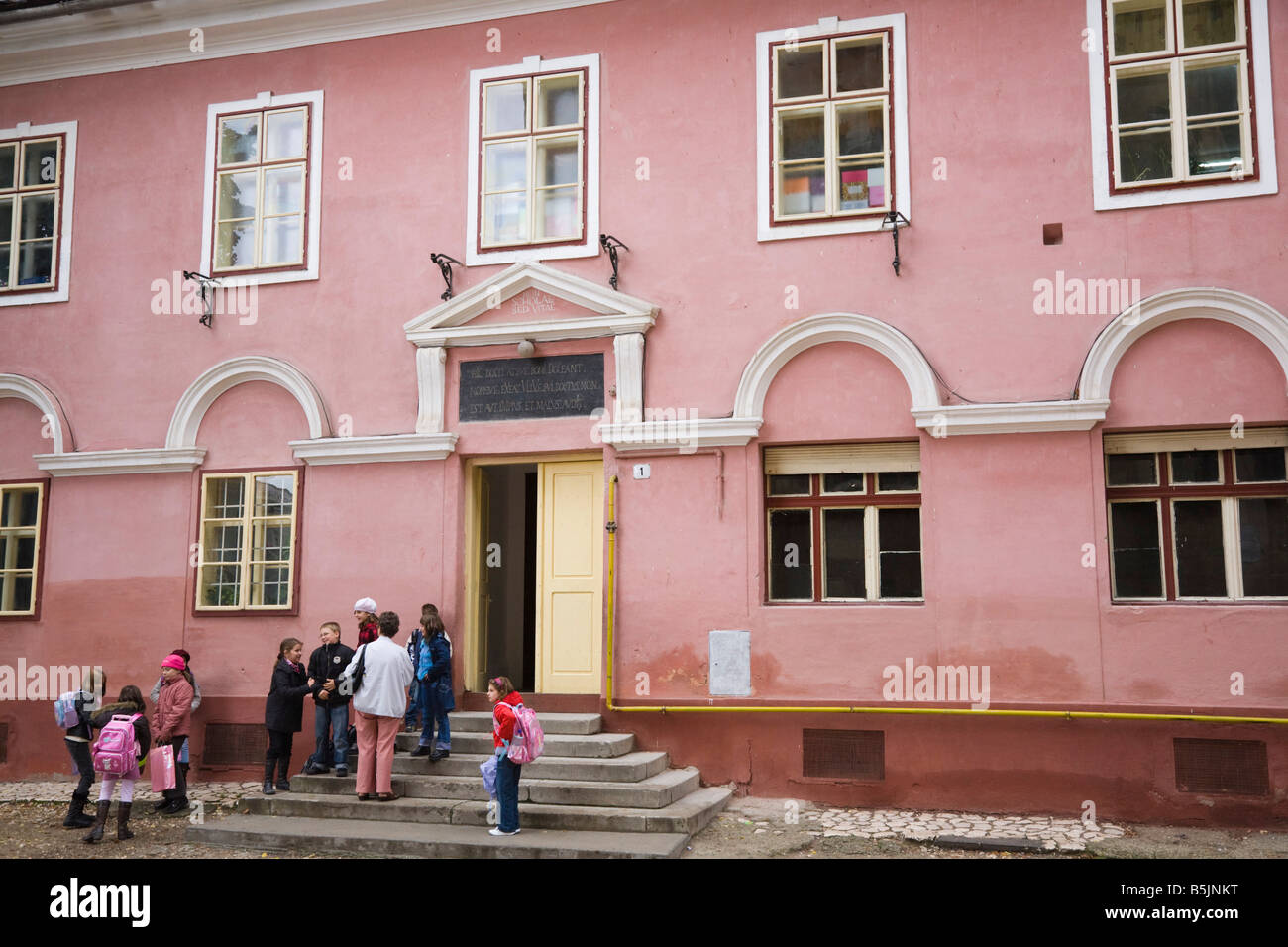 Brasov Siebenbürgen Rumänien Europa Schüler außerhalb der traditionellen alten Schulgebäude in Altstadt Stockfoto