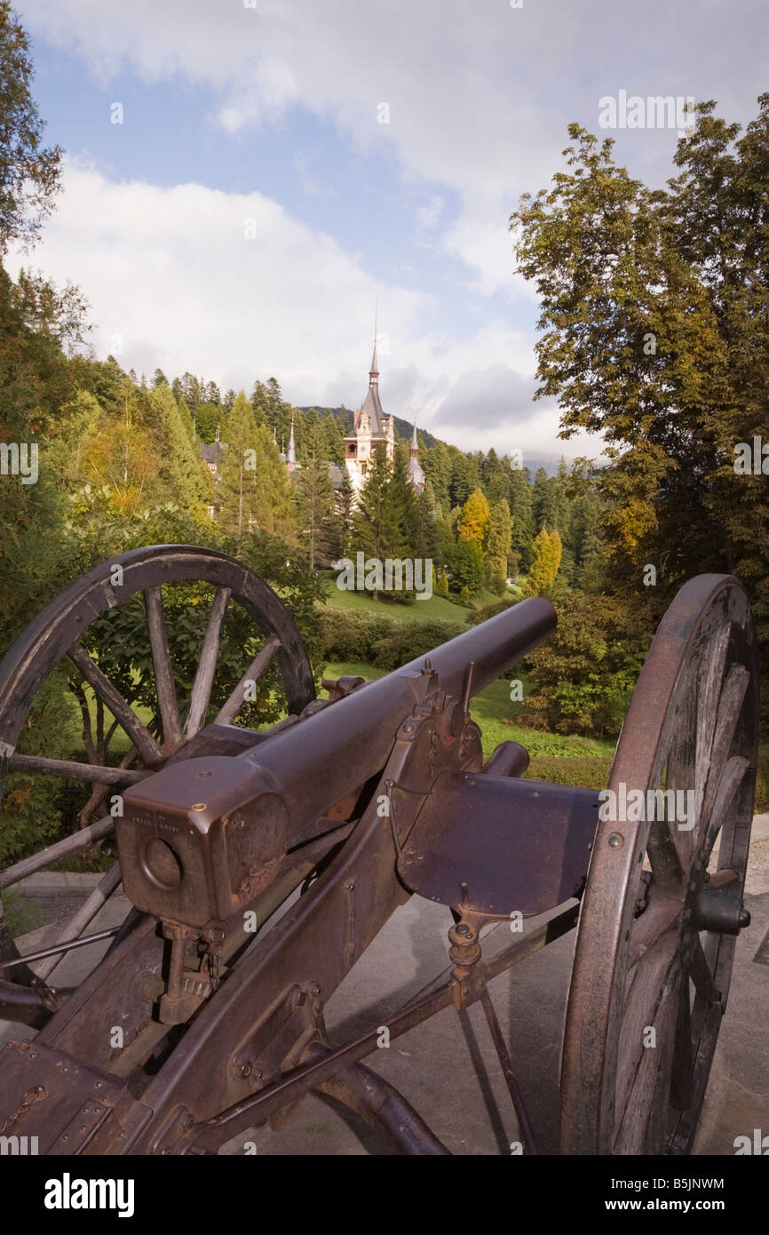Sinaia Prahova Siebenbürgen Rumänien montiert Kanone Geschütz auf Schloss Peles Gelände an bewaldeten Hügel mit Blick auf Prahova-Tal Stockfoto