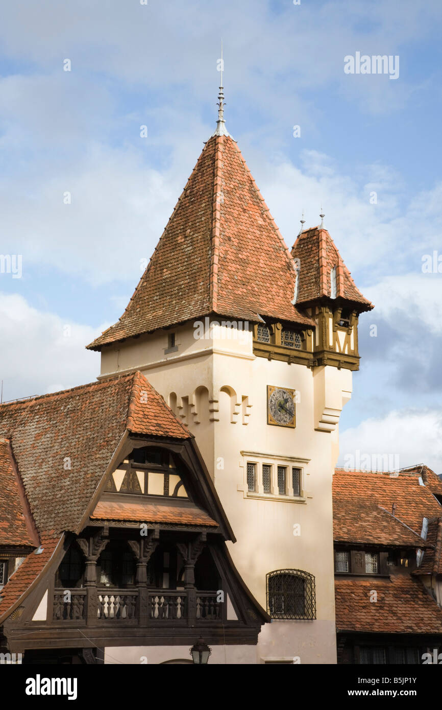 Sinaia Prahova Siebenbürgen Rumänien Uhrturm am Eingang zum Schloss Peles Gelände Stockfoto