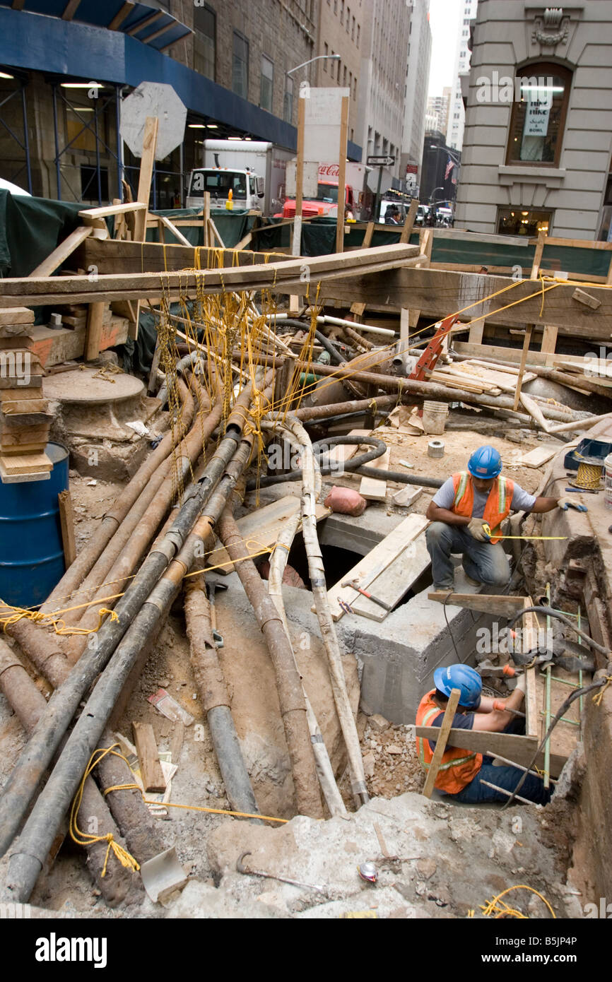 Ersetzen alte Infrastruktur in den überfüllten Städten wie New York City sehr teuer ist und eine sehr zeitaufwendige Aufgabe. Stockfoto