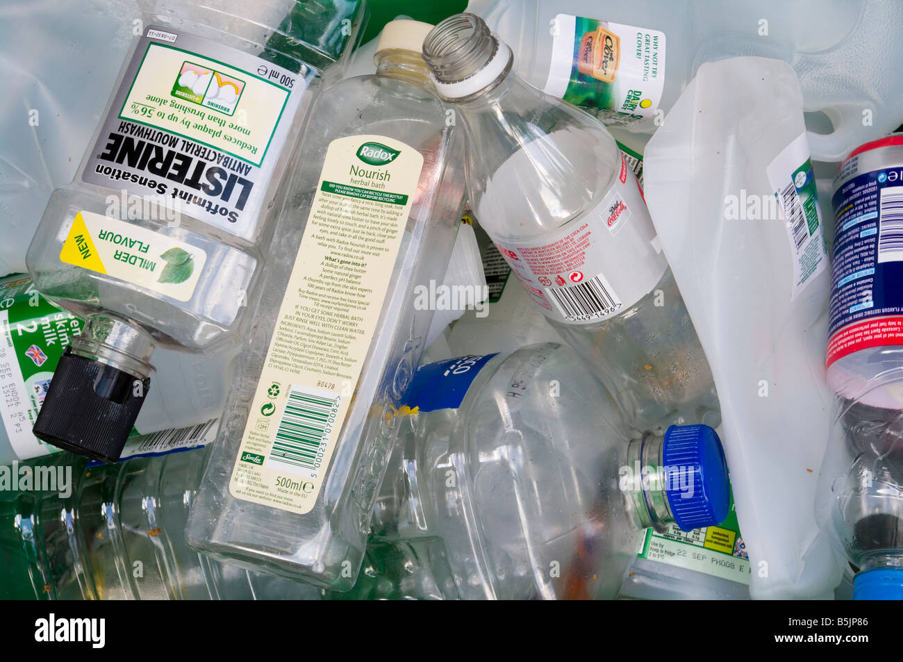 Kunststoff-Flaschen bereit für das Recycling von Hausmüll Stockfoto