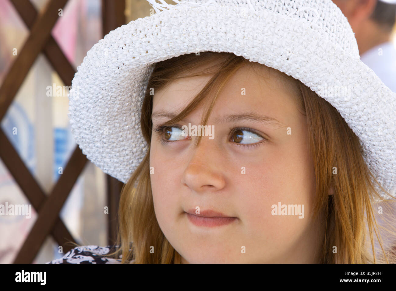 Teenager-Mädchen auf der Suche nach links Stockfoto