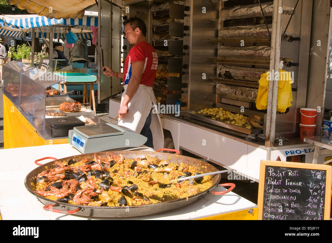 Zubereitetes Gericht Paella auf dem täglichen Markt in Cavaillon Provence Frankreich Stockfoto