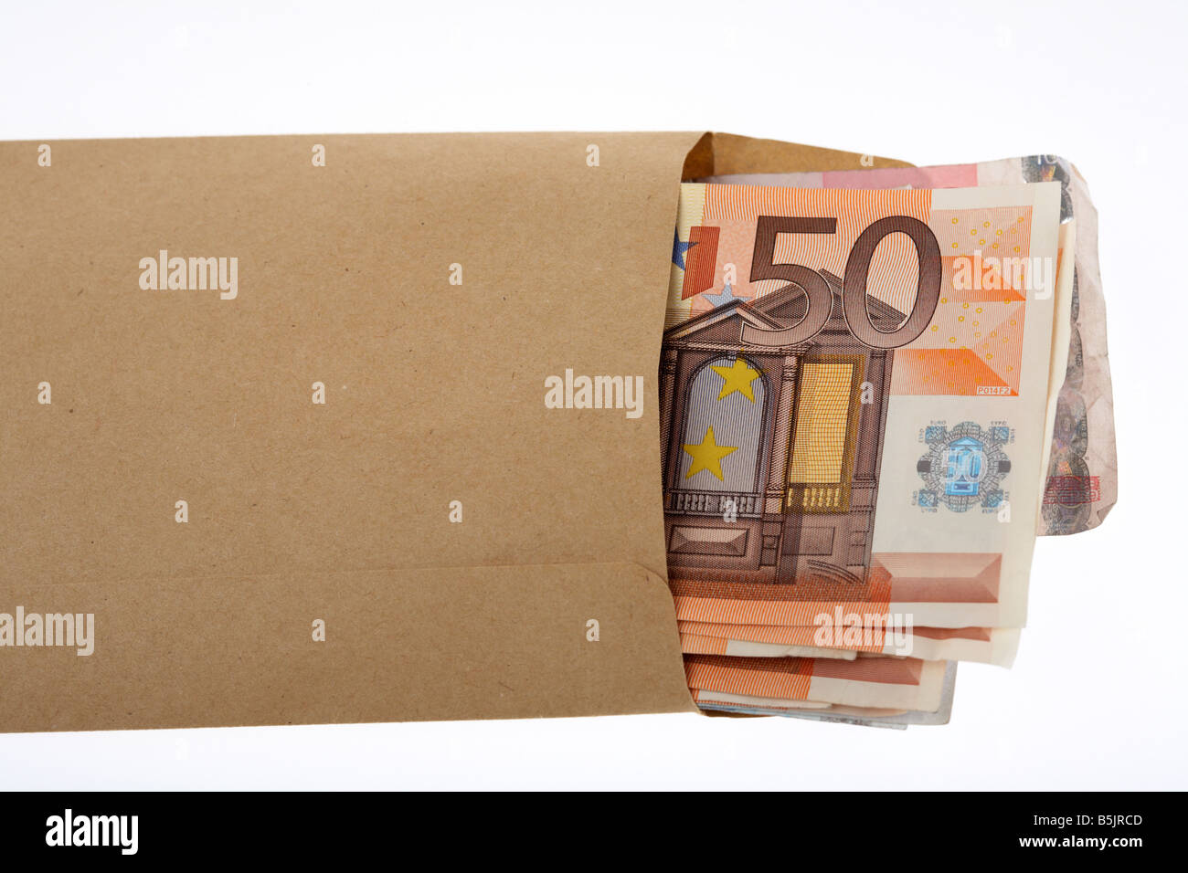 WAD von 50 Euro Geldscheine in einem braunen Briefumschlag auf weißem Hintergrund Stockfoto