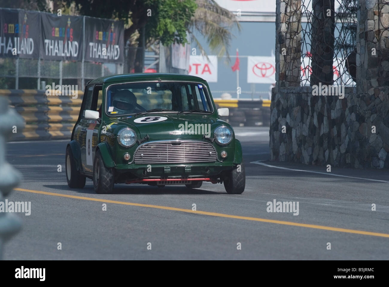 British racing green Austin Mini Cooper racing bei der Stadtkurs von Bang Saen Speed Festival in Thailand 2008 Stockfoto
