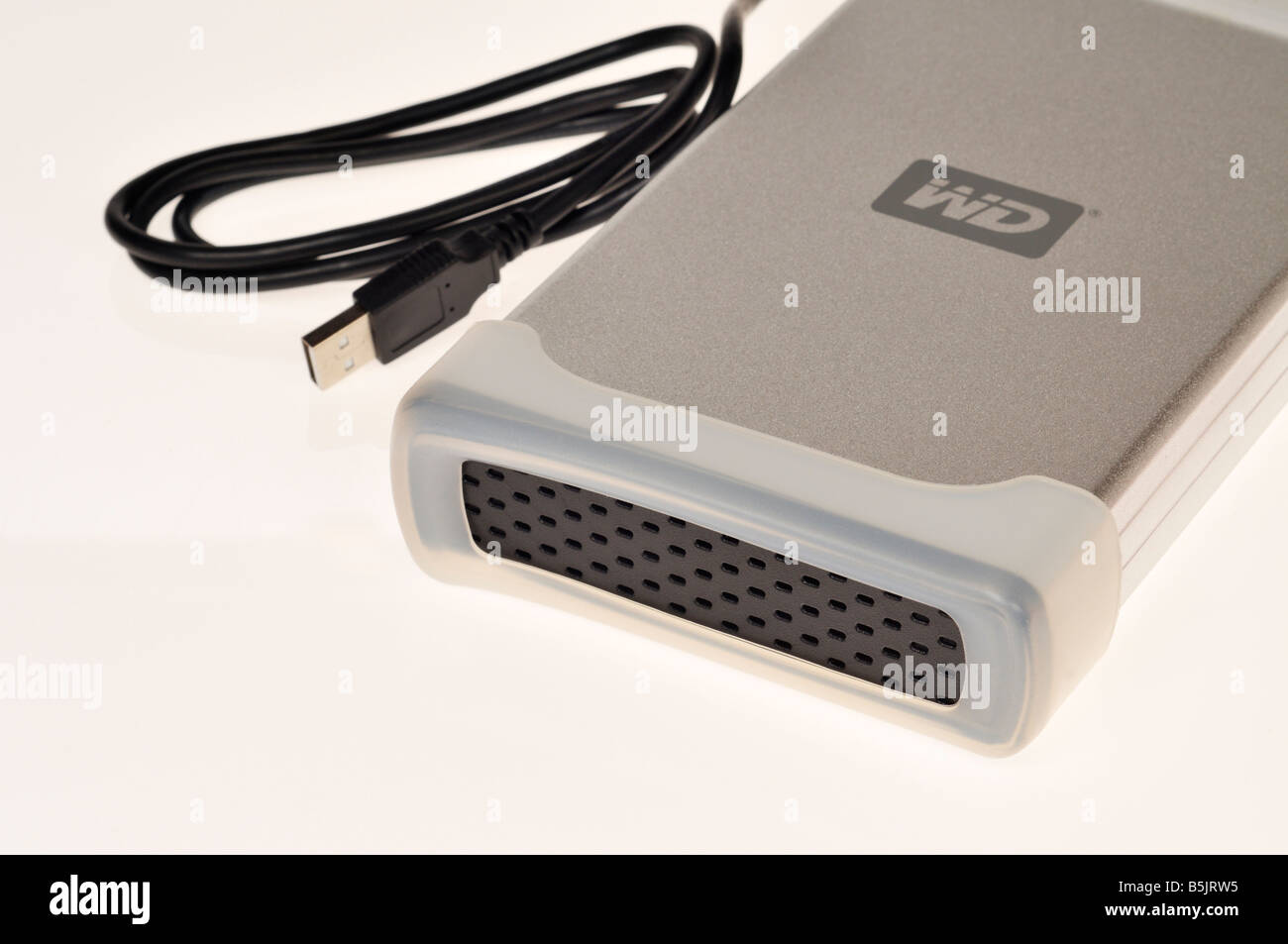 Externe Festplatte mit USB-Kabel auf weißem Hintergrund Stockfoto