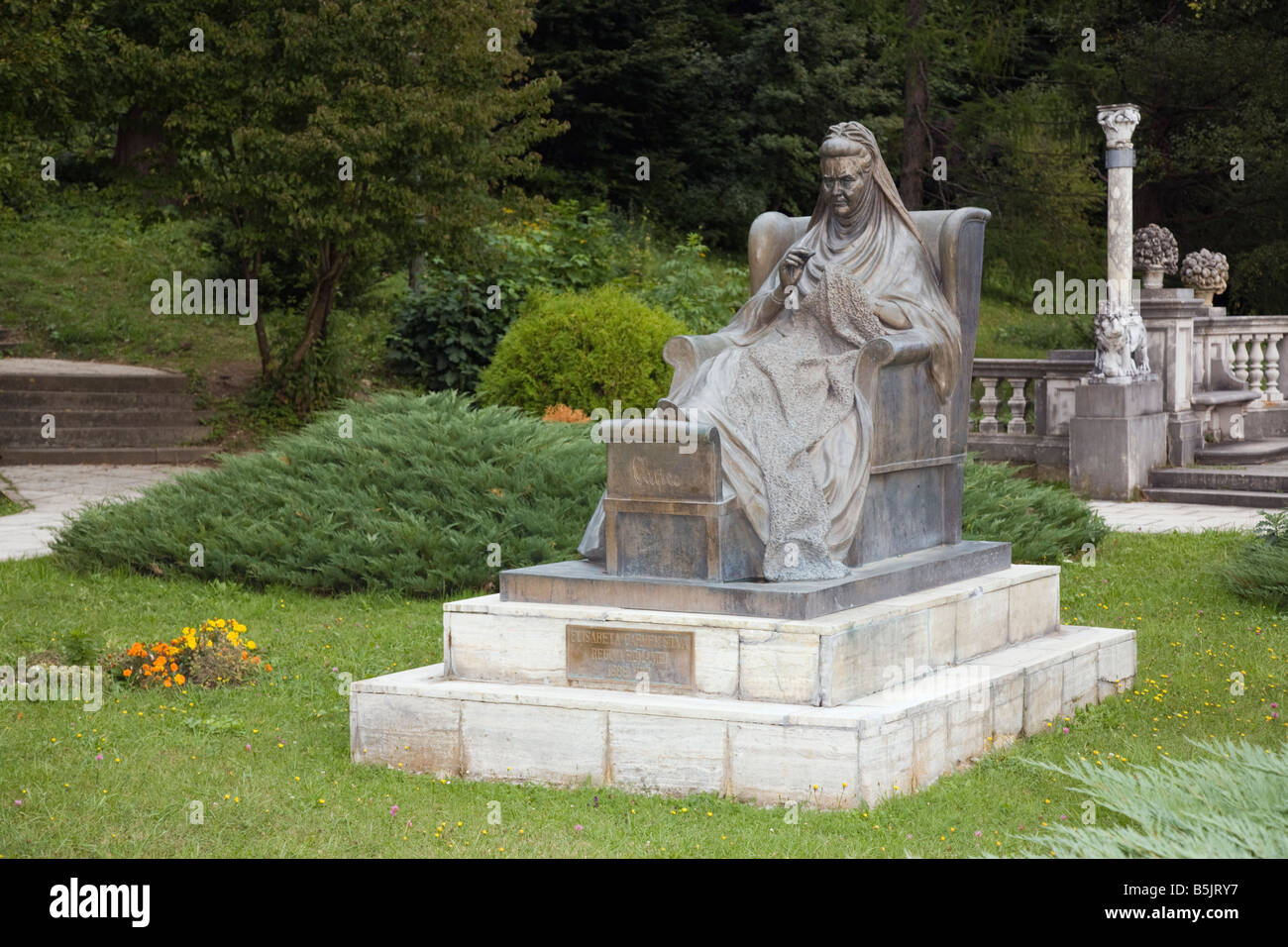 Sinaia Siebenbürgen Rumänien Statue der Königin Elisabeta in Schloss Peles Gelände Stockfoto