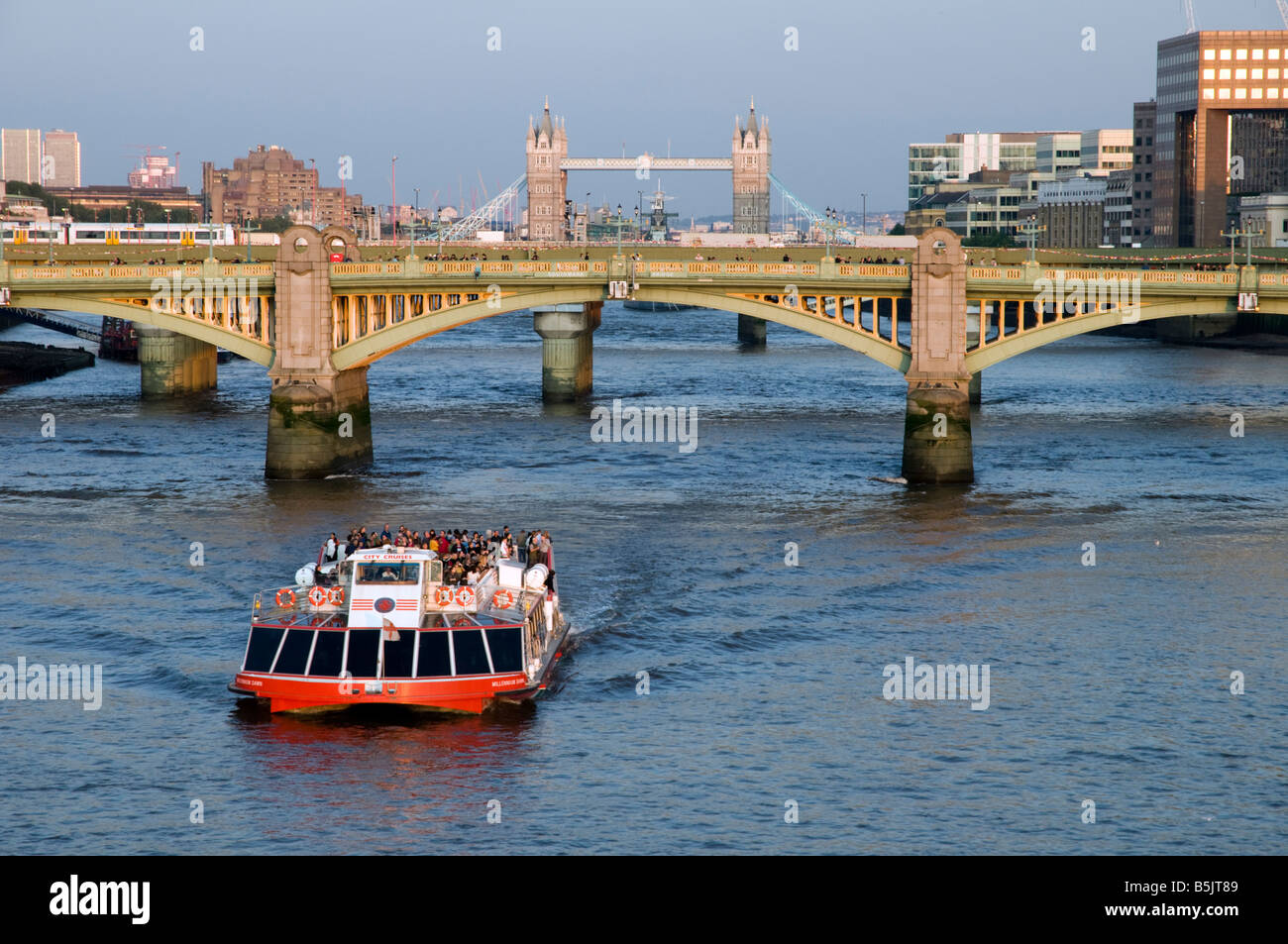 River cruise Boot auf dem Fluss Themse London England UK Stockfoto