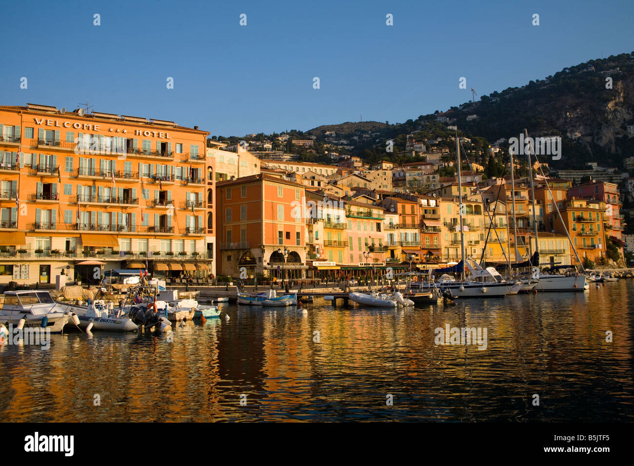 Hafen von Villefranche-Sur-Mer in der Morgendämmerung, Villefranche, Côte d ' Azur, Frankreich Stockfoto
