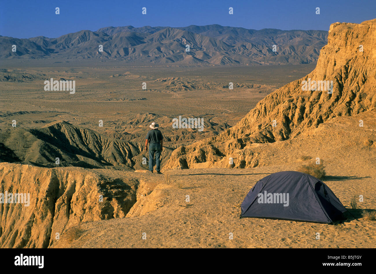 Wanderer, camping an Schriftarten Punkt in Borrego Badlands bei Sonnenaufgang an der Anza Borrego Desert Staatspark Kalifornien USA Stockfoto
