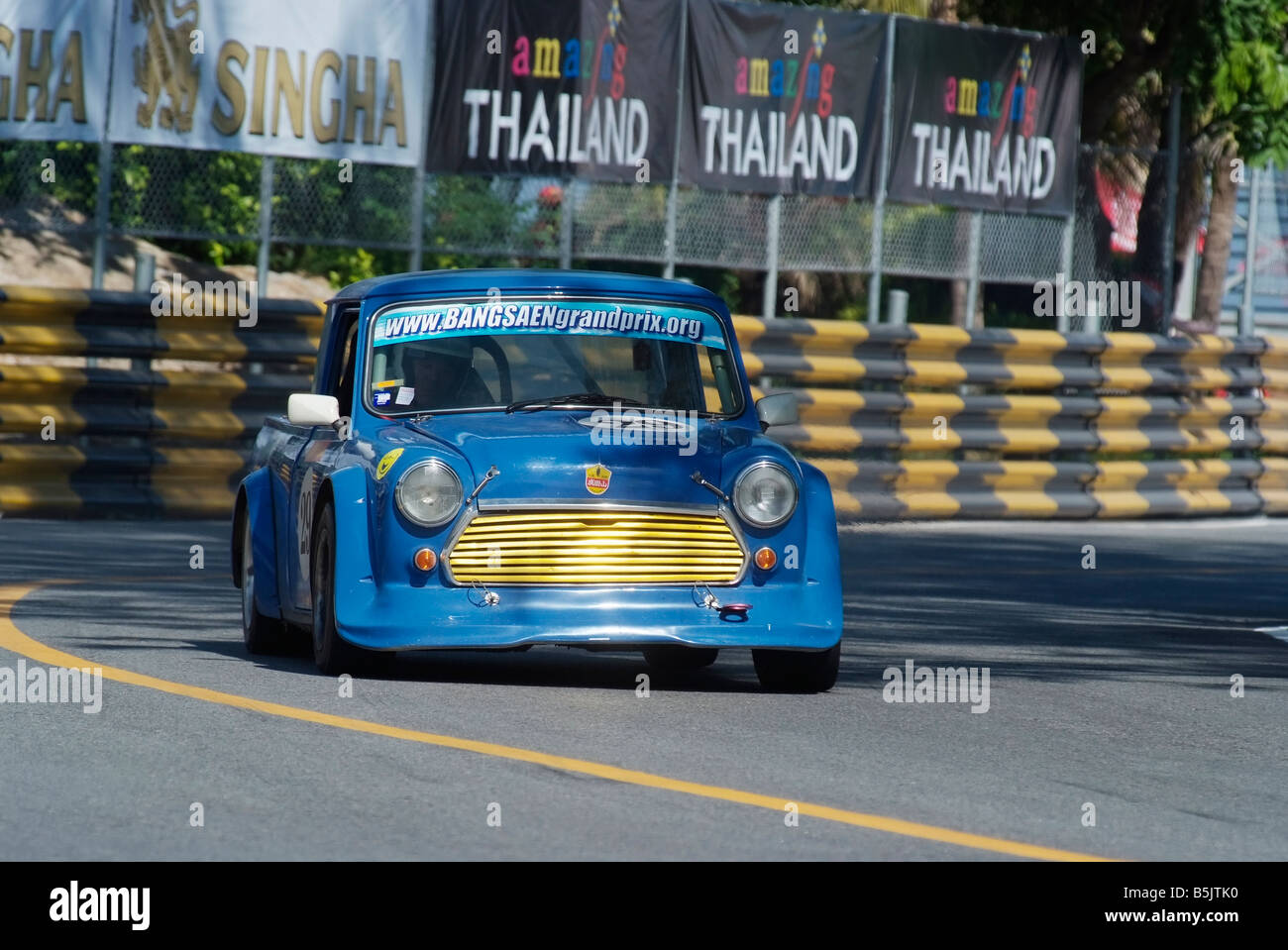 Blau Mini Pickup Truck-racing auf dem Stadtkurs von Bang Saen Speed Festival in Thailand 2008 Stockfoto