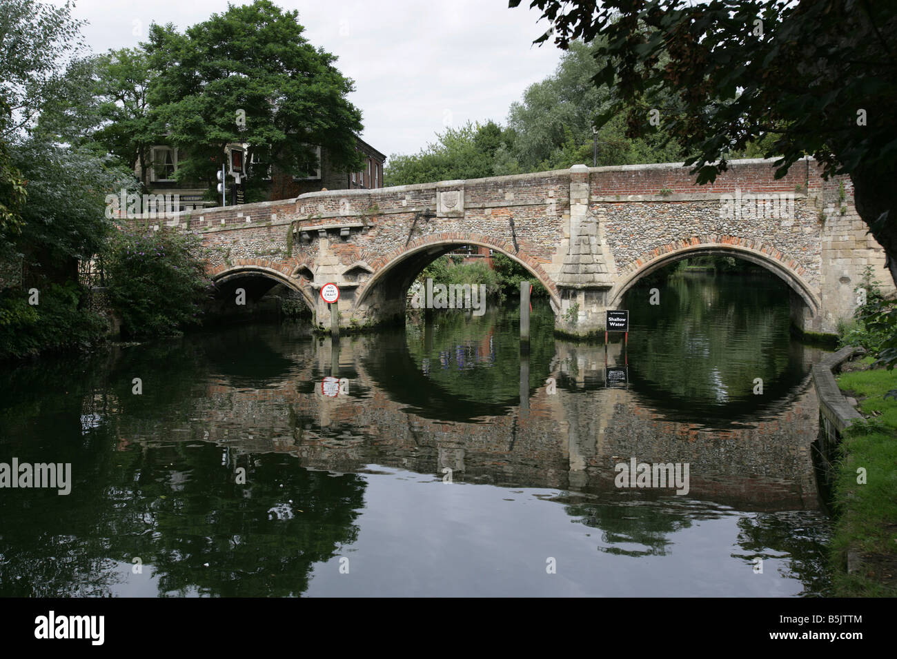 Stadt von Norwich, England. Des Bischofs die mittelalterliche Brücke über den Fluss Wensum. Stockfoto