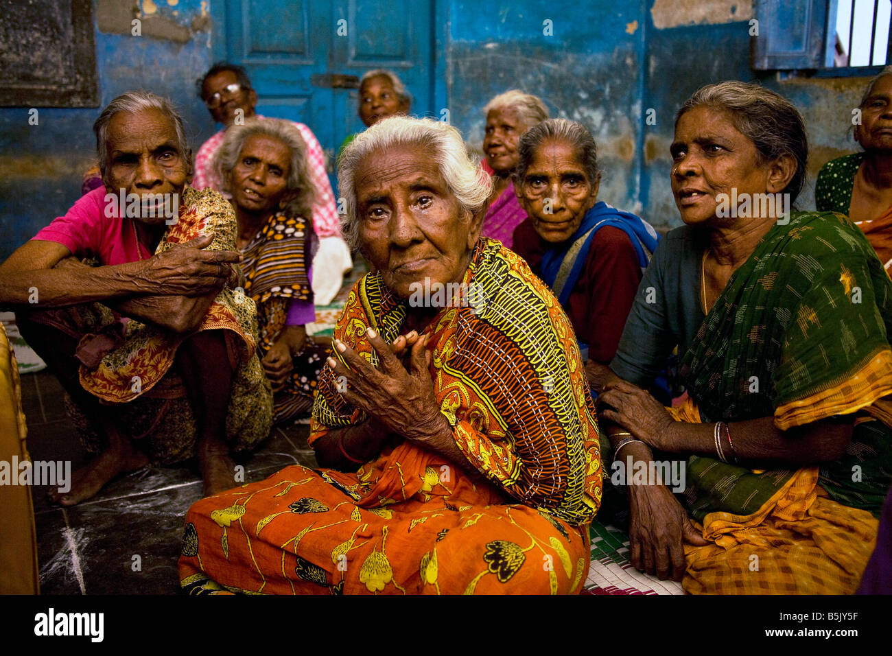 Chennai helfen, im Alter von Indien Empfänger warten, Essen auf Rädern in Nagar Distrikt Chennai Indien Stockfoto