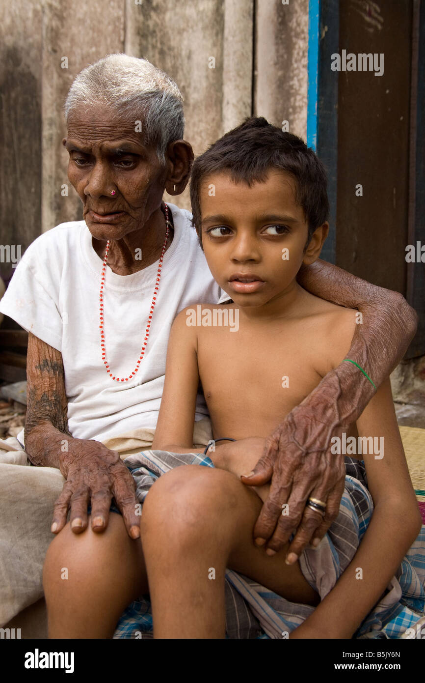 Frau Mottaiamma 85 kümmert sich um ihre Urenkel 11, die MS mehrere Schlerosis Chennai Indien hat Stockfoto