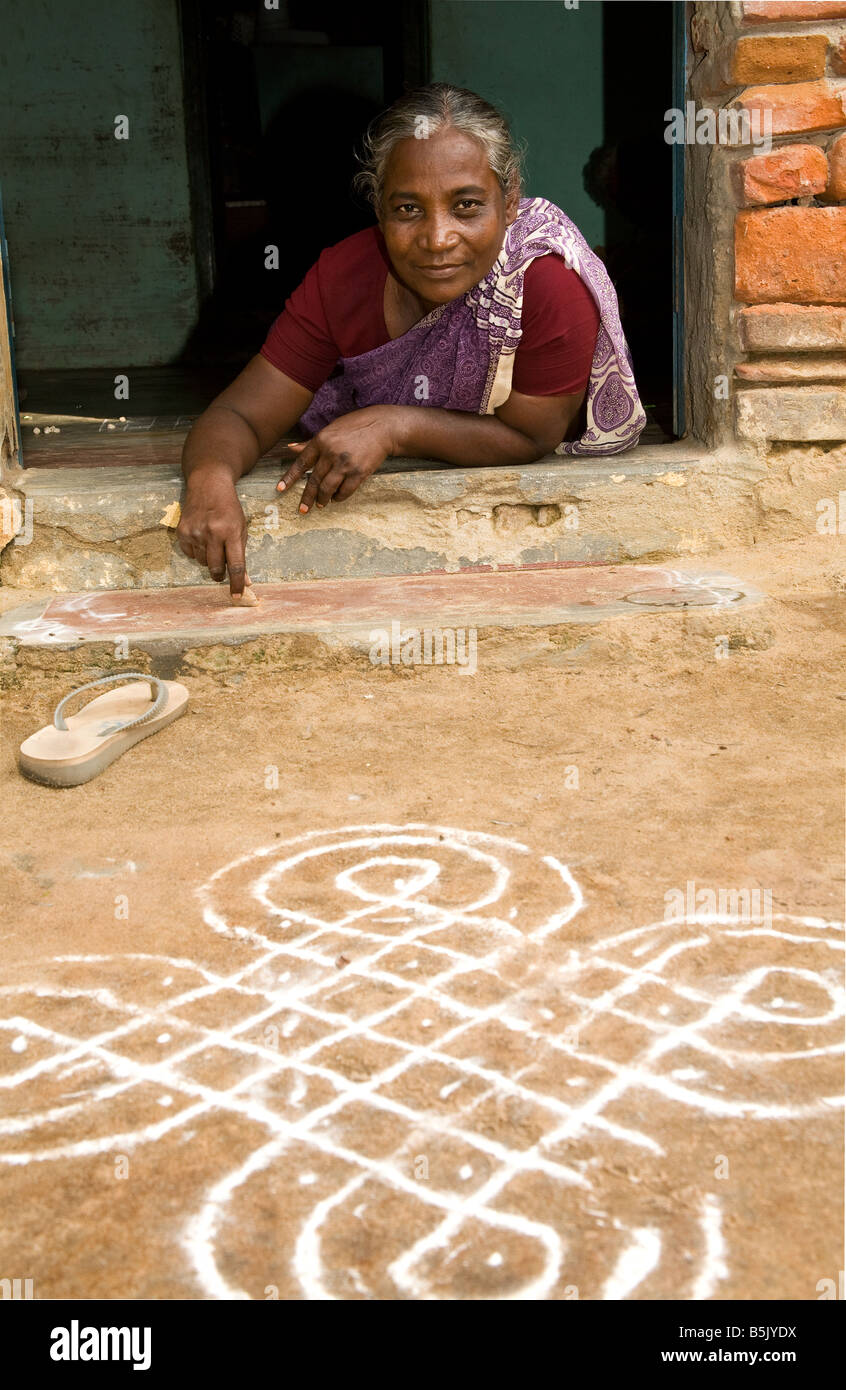 Innovative Frau hindu Zeichnungssymbole auf die Stree als Mittel des Bettelns in Palpanacherry Dorf Stockfoto