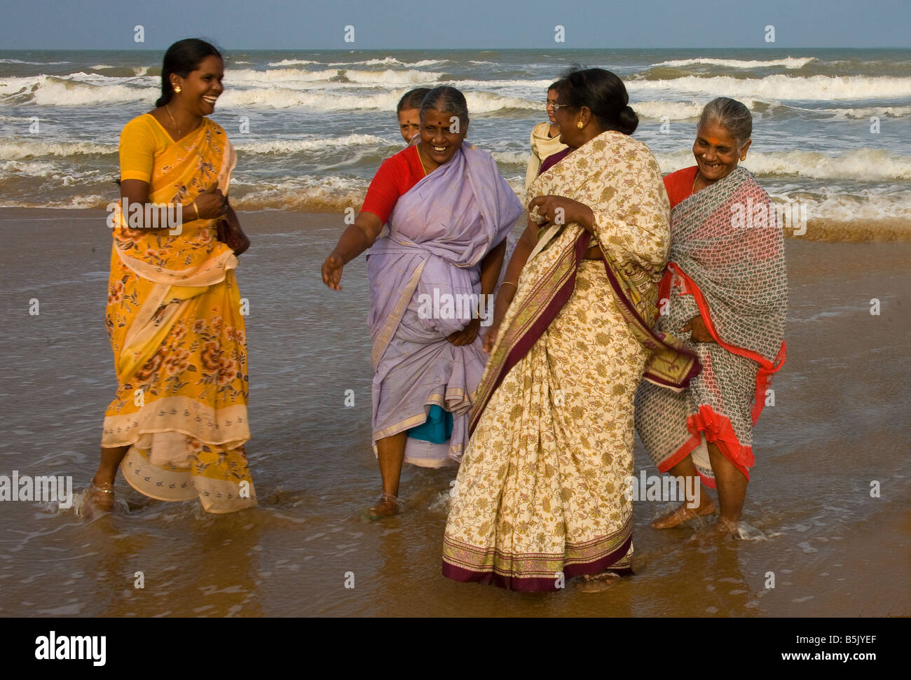 Indische Frauen kehren zurück zum Palpanacherry Strand 3 Jahre nach dem tödlichen Tsunami, die einige ihrer Familie getötet. Stockfoto