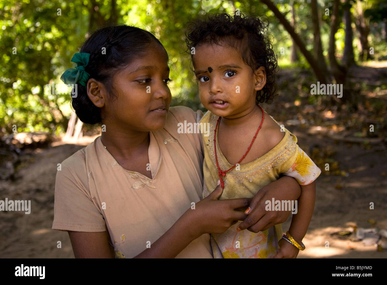 Tsunami-Überlebende junge Mädchen mit ihrer kleinen Schwester in HAI Kandakadu Dorf TamilNadu Stockfoto