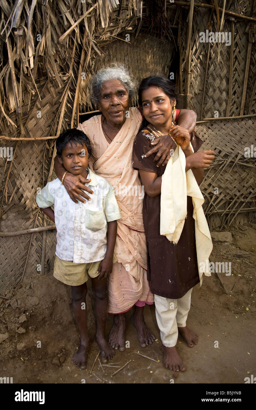 Tsunami-Überlebenden eine Oma und ihre Enkel außerhalb ihres Bambus Hütte Uppulavadi Indien Stockfoto