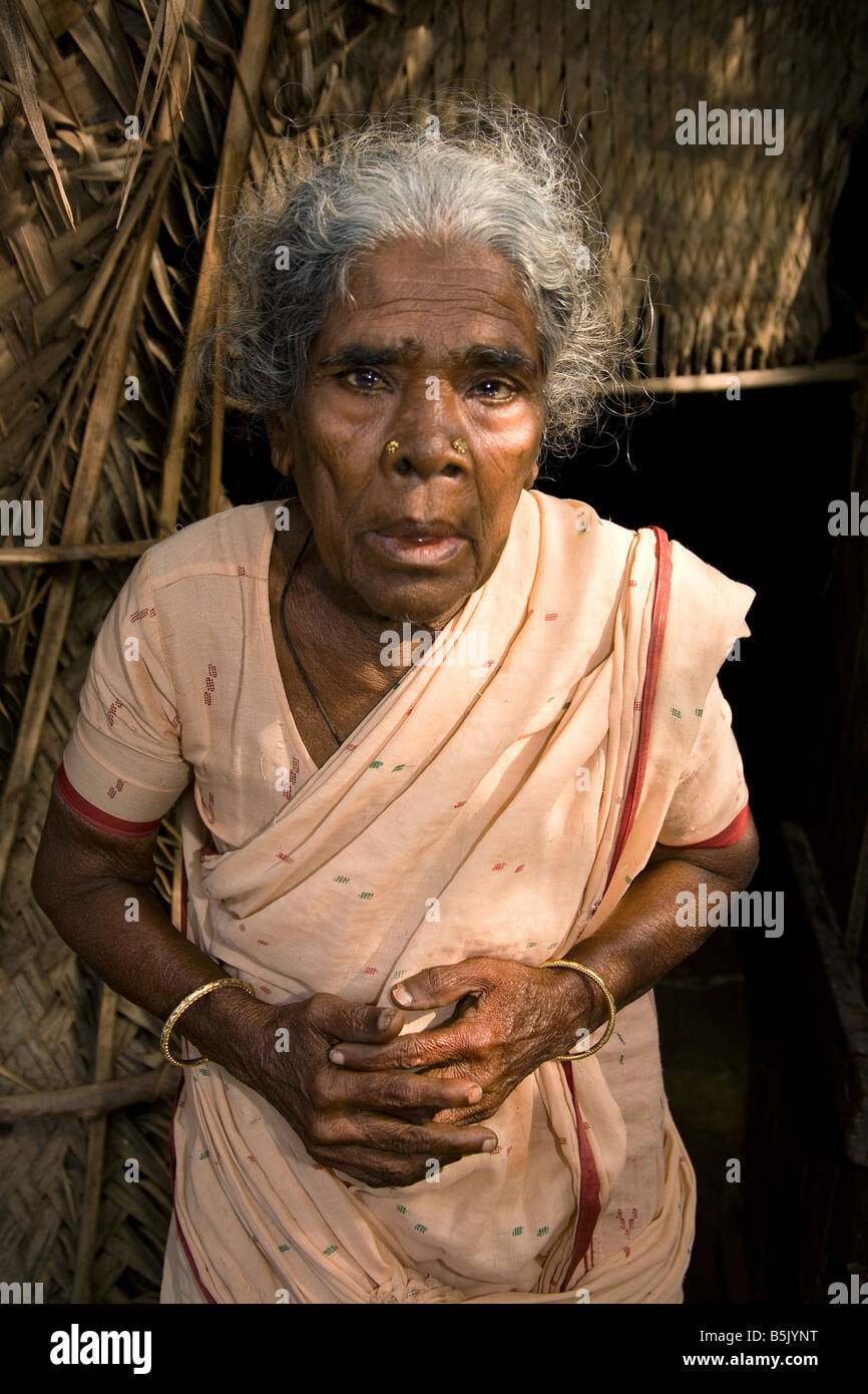 Tsunami-Überlebende Oma Amirthambal 75 außerhalb ihr Bambus Hütte Uppulavadi Dorf HAI Kundu TamilNadu Stockfoto