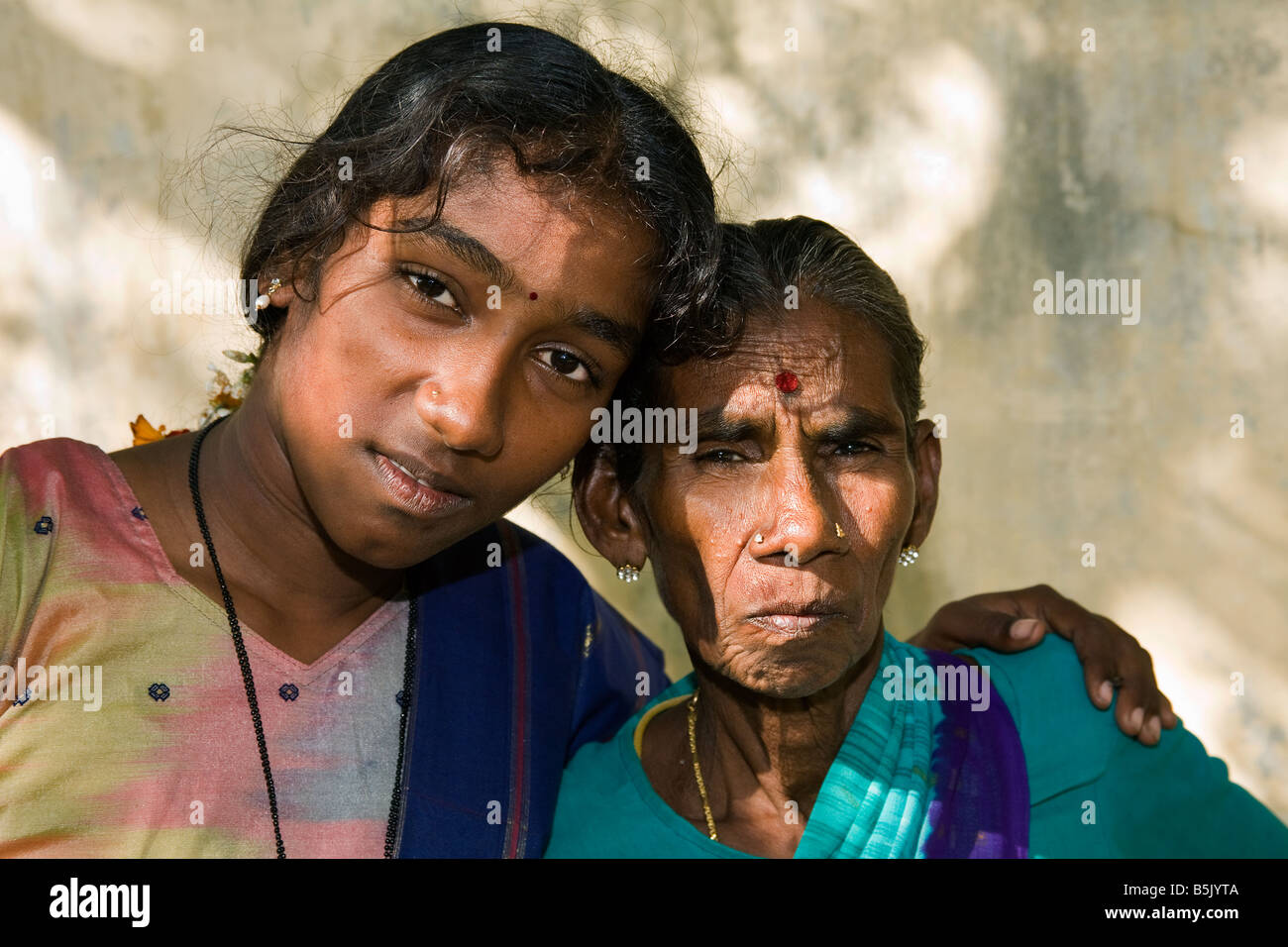 Oma Sathaya bringt ihre Enkelin Grajai Lakshmi mit einem Herzproblem für Kardiologie Gesundheit screening Cuddalore TamilNad Stockfoto