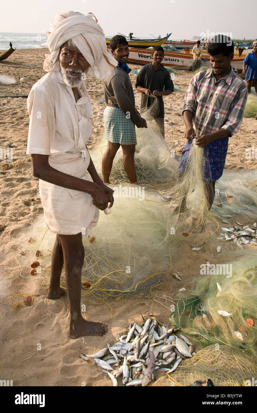 Tsunami-Überlebenden Fischer entladen ihre Netze von Fischen am Thalanguda Strand von Tamil Nadu Stockfoto
