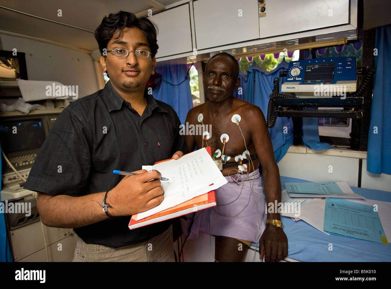 Dr. Rakesh Calton mit männlichen Patienten in der mobilen Kardiologie Gesundheit screening-Einheit Cuddalore Region Tamil Nadu Stockfoto