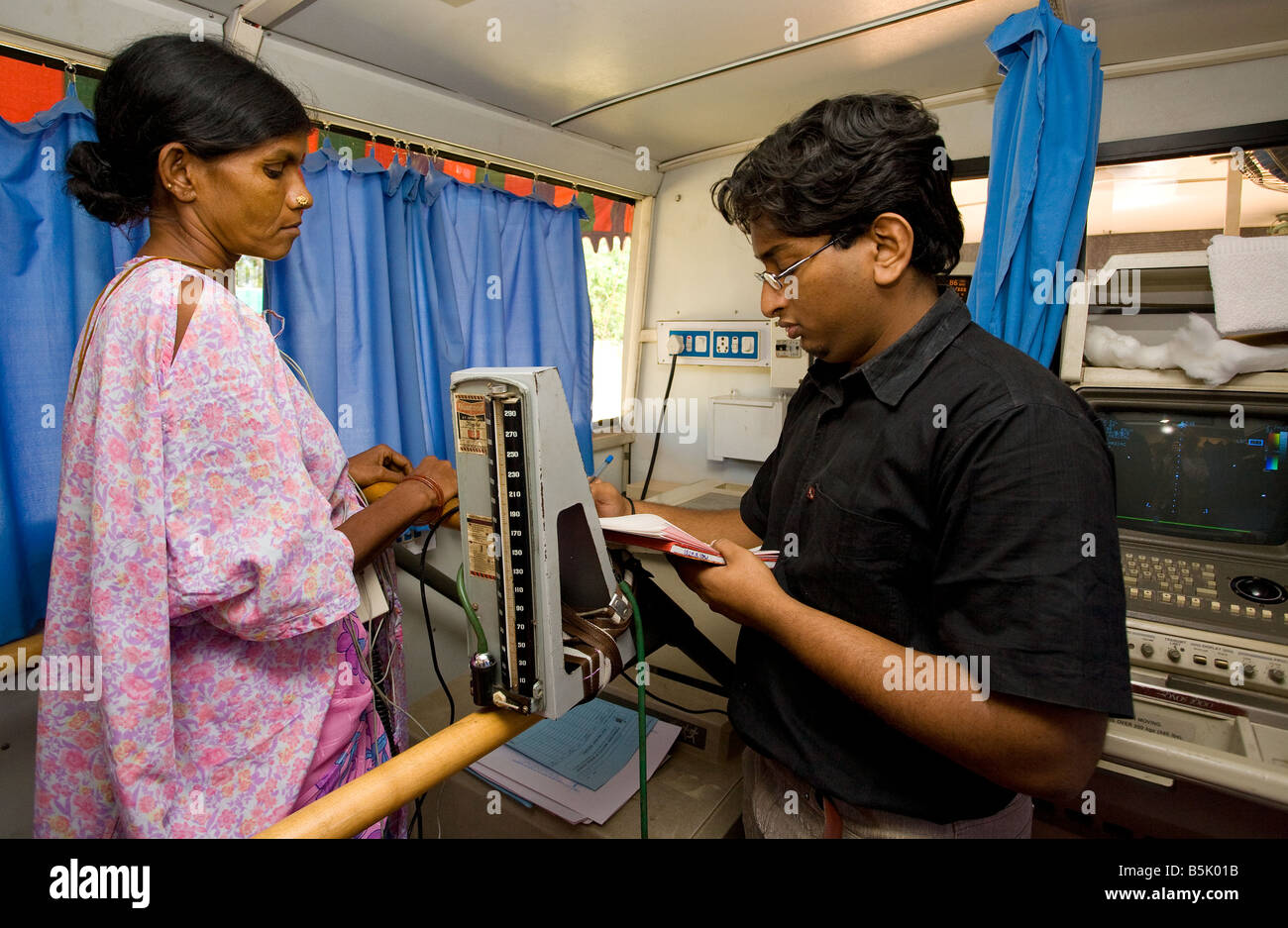 Dr. Rakesh Calton prüft Patientin in mobilen Kardiologie Gesundheit Siebeinheit in Cuddalore Tamil Nadu Stockfoto
