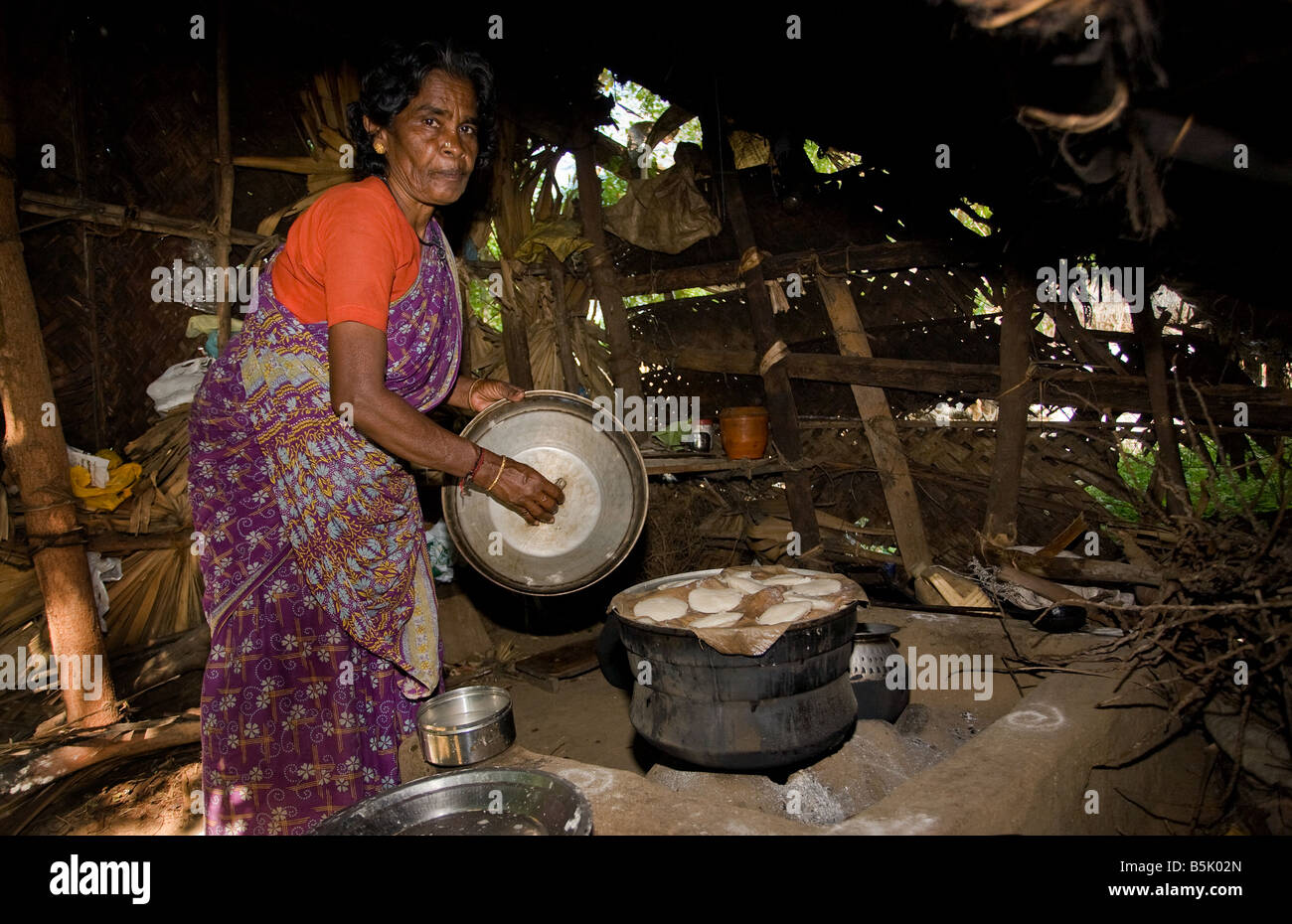 Rasamball produziert und verkauft untätig in ihren Bambus Hütte im HAI Kandakadu Village TamilNadu Stockfoto
