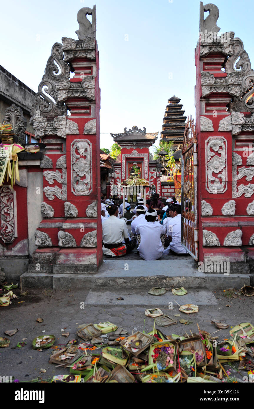 Tempel in Bali aus Outsdie Menschen sitzen und hören Sie die Predigt von Monku. Stockfoto Tempel in Bali aus Outsdie Menschen sitzen und hören Sie die Predigt von Monku. Stockfoto