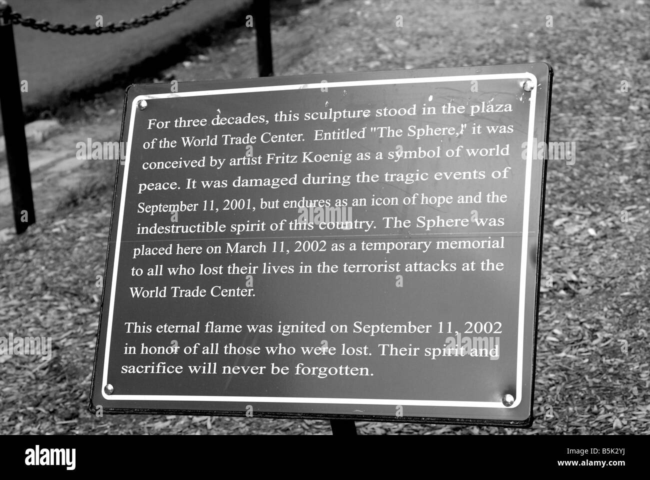 Die Tafel beschreibt die Kugel, die Skulptur, die auf dem Platz des World Trade Center vor 9/11 Stand Stockfoto
