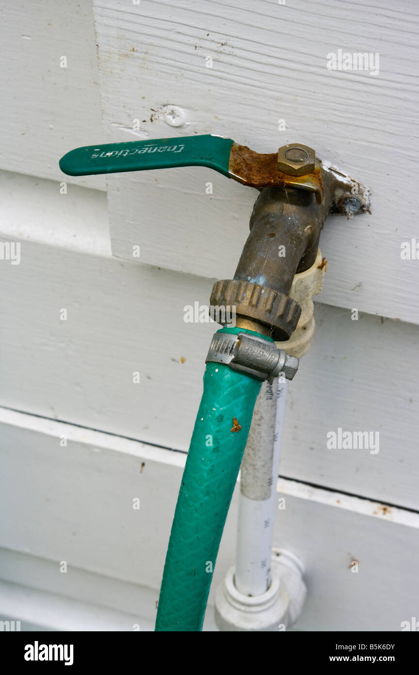 Gartenschlauch Wasserhahn und Kunststoff Gartenschlauch Stockfoto