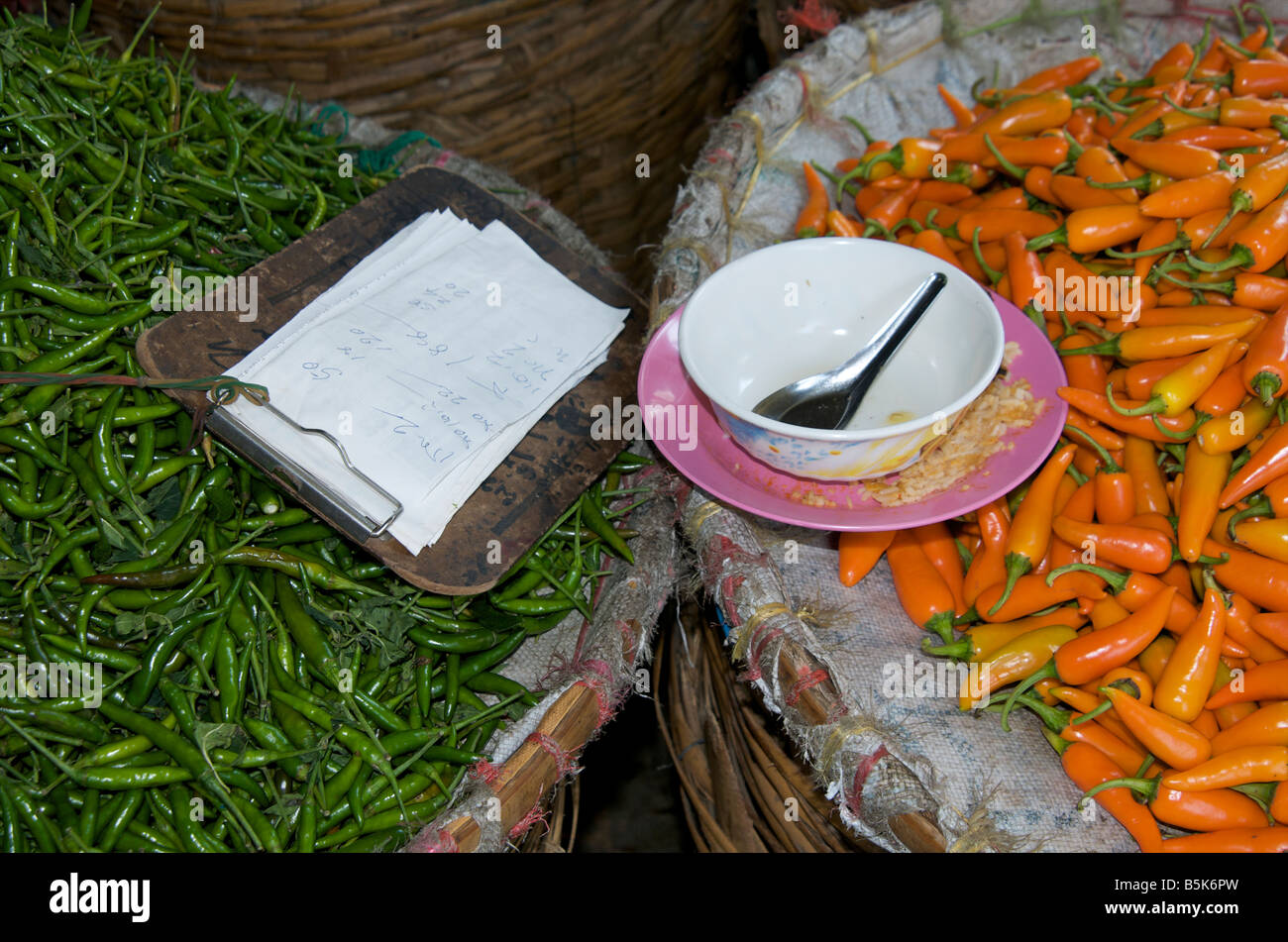 Nahaufnahme von Grün und orange Chilis in einem Lebensmittelmarkt Bangkok Thailand Stockfoto