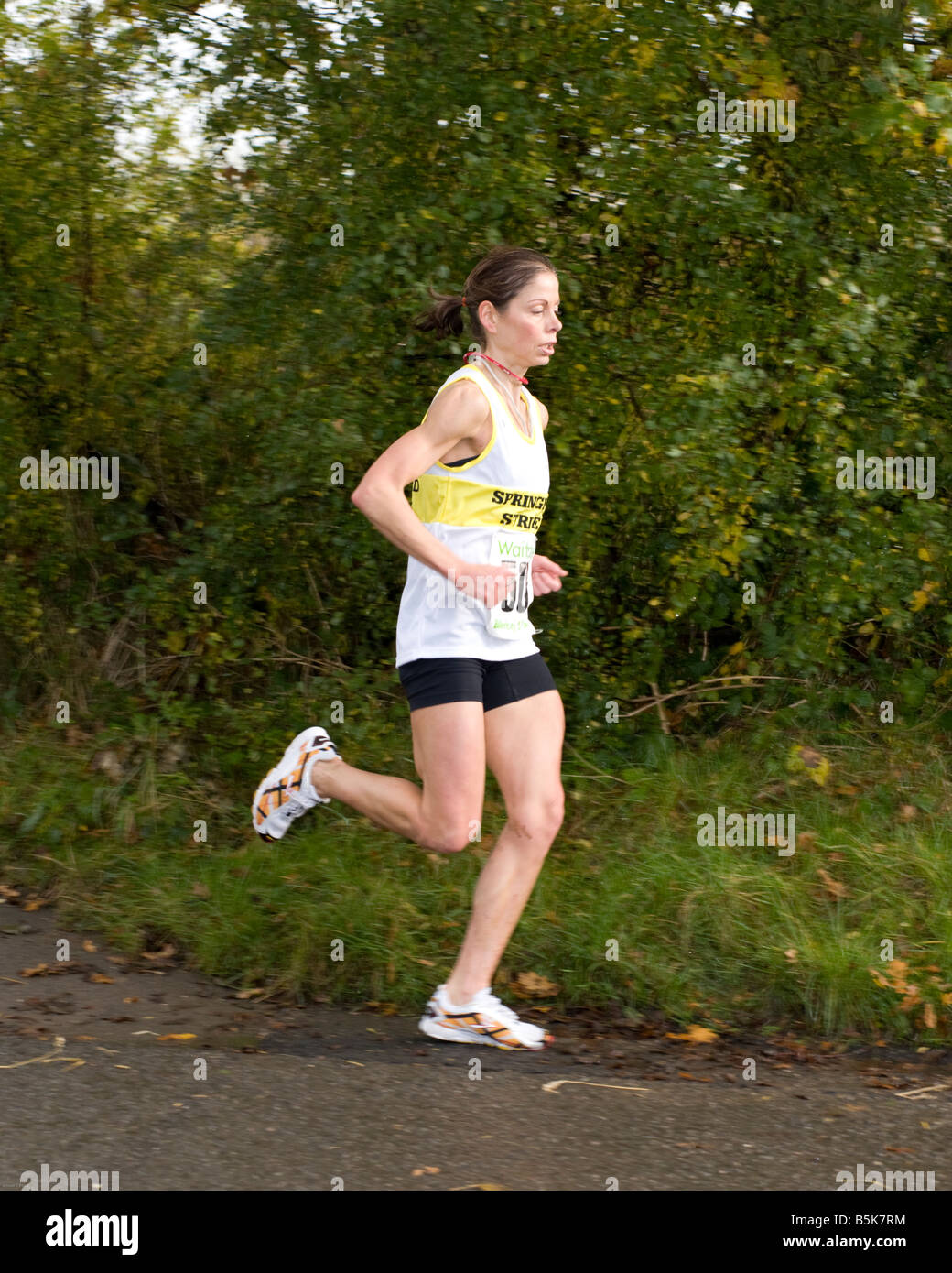 Weibliche Läufer auf ihrem Weg zum preisgekrönten Billericay 10k Rennen organisiert von Billericay Schreiter. Stockfoto