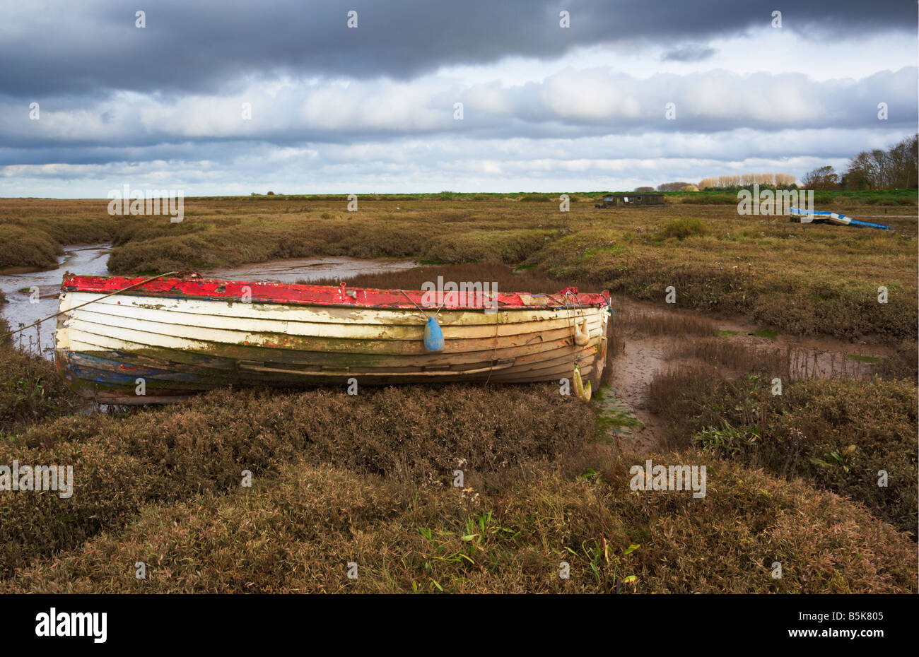 Verlassene Boote am Burnham Deepdale an der Nordküste Norfolk Stockfoto