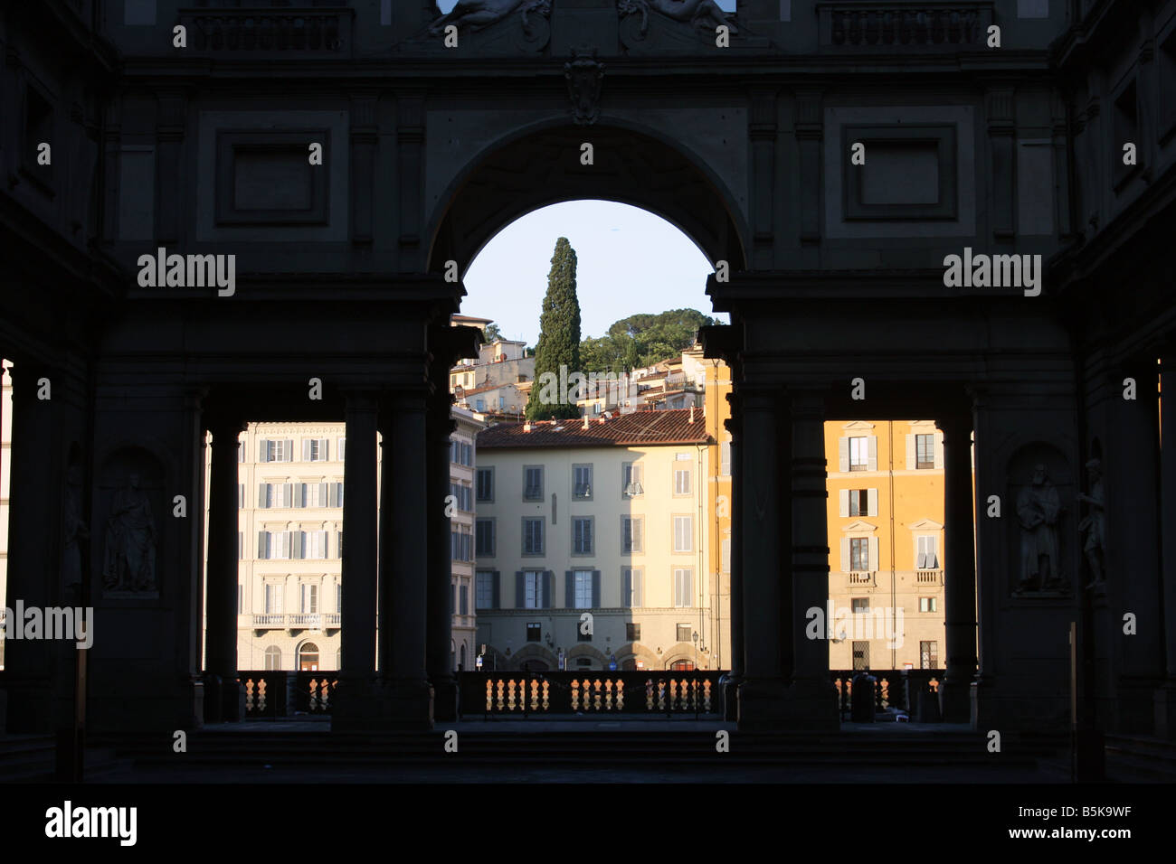 Blick auf den Fluss Arno von Uffizi Galerie Hof, Florenz, Italien Stockfoto