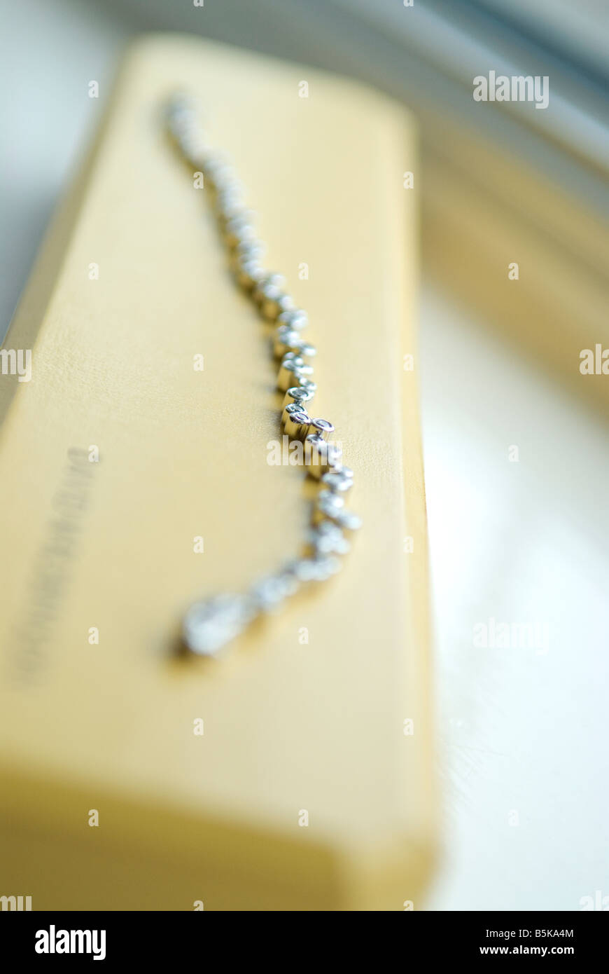 Nahaufnahme eines Teils einer Diamant-Halskette Stockfoto