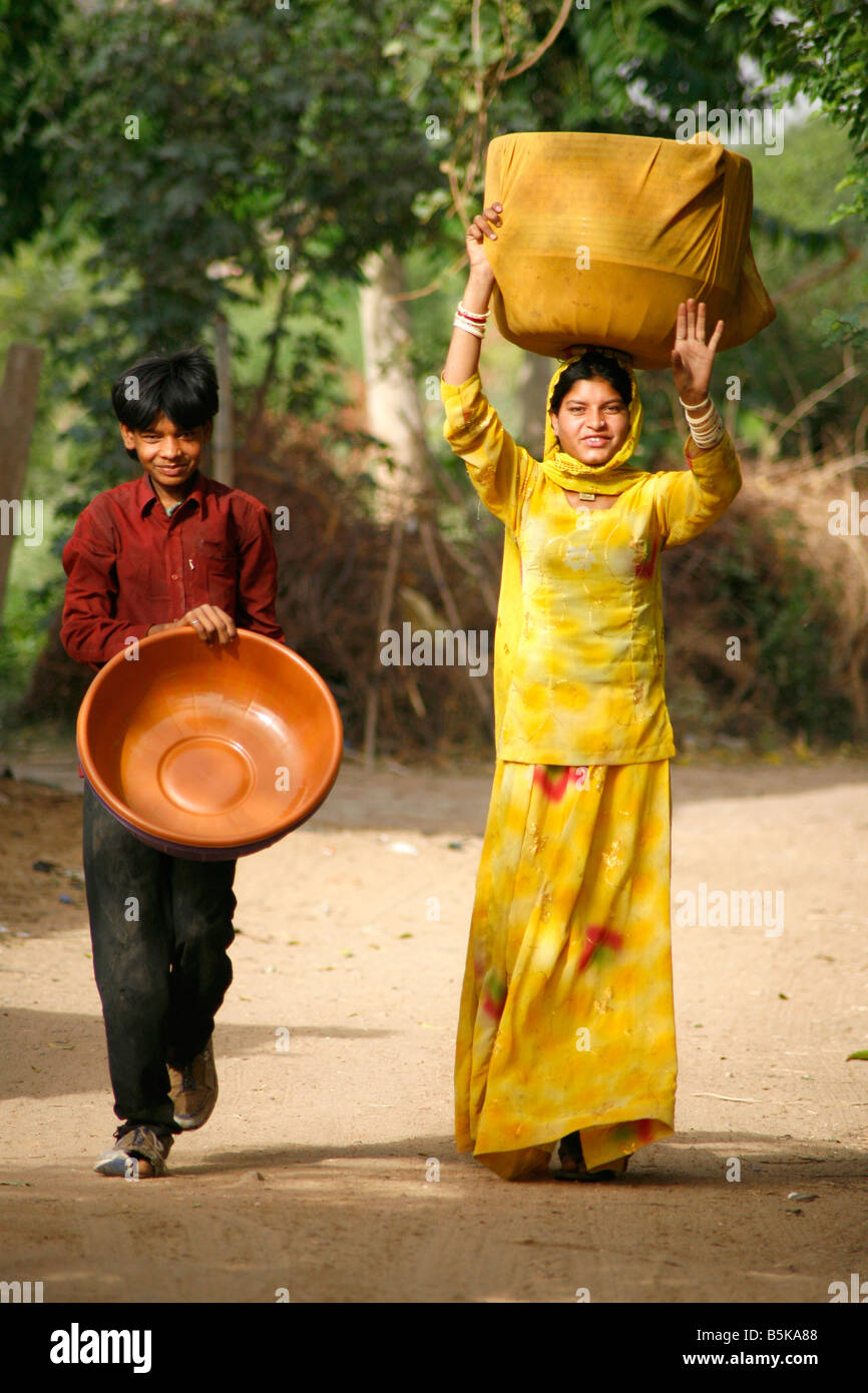 Zwei junge Rajasthani ist mit Containern für Landwirtschaft Indien Pushkar Blume Stockfoto